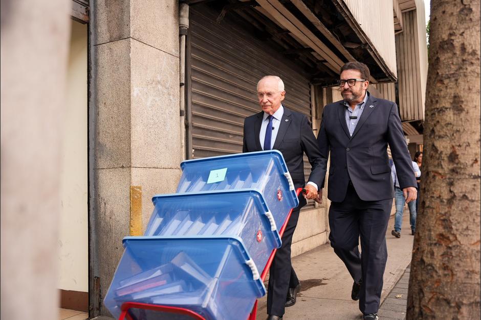 El candidato presidencial por el Partido Cabal llegó al Congreso cargando cajas plásticas. (Foto: Partido Cabal)