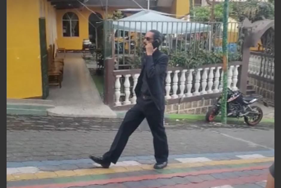 El hombre ha llamado la atención de pobladores y ahora de internautas. (Foto: captura de video)