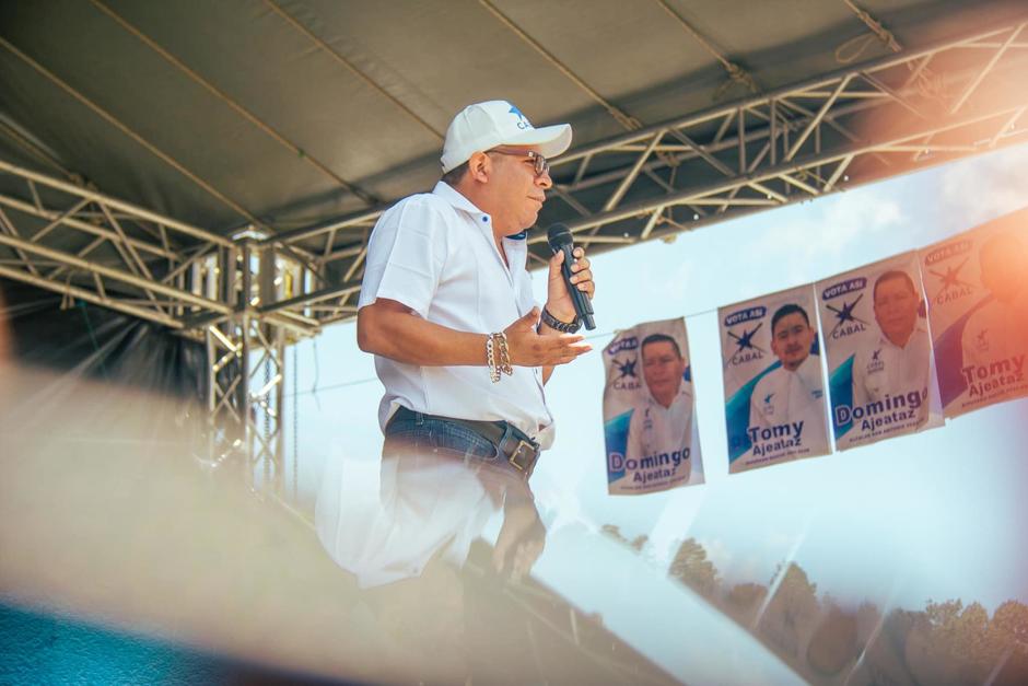 Un actual alcalde que busca la reelección en San Antonio Ilotenango, Quiché se equivocó de partido en pleno mitin. (Foto: Facebook/Domingo Ajeataz Oficial)