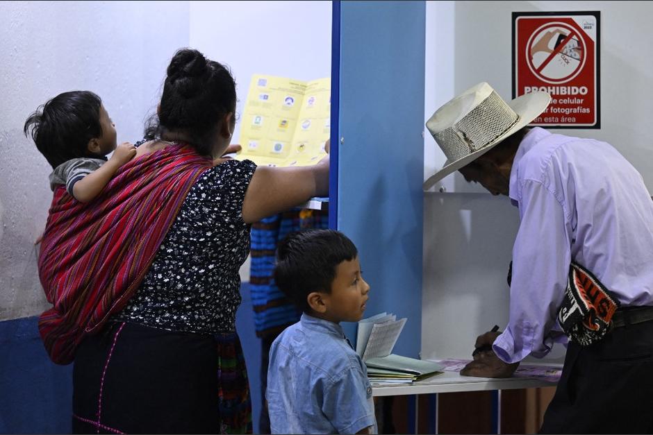 Guatemaltecos votando este domingo 25 de junio. (Foto: AFP)