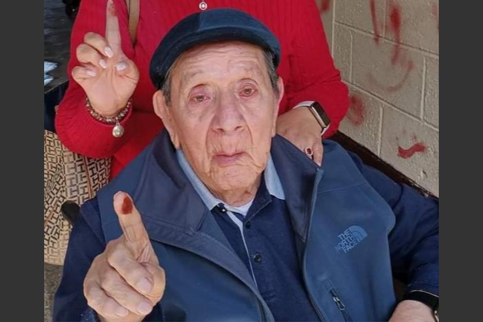 Miguel Ángel, el abuelito que conquistó las redes sociales al ir a votar en su silla de ruedas en Quetzaltenango. (Foto: Cortesía/Soy502)&nbsp;