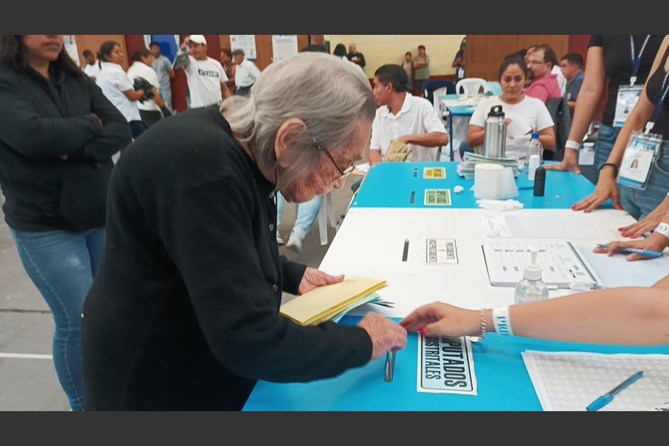 Con 98 años, la guatemalteca acudió a la urnas para emitir su voto este domingo. (Foto: Gustavo Méndez)