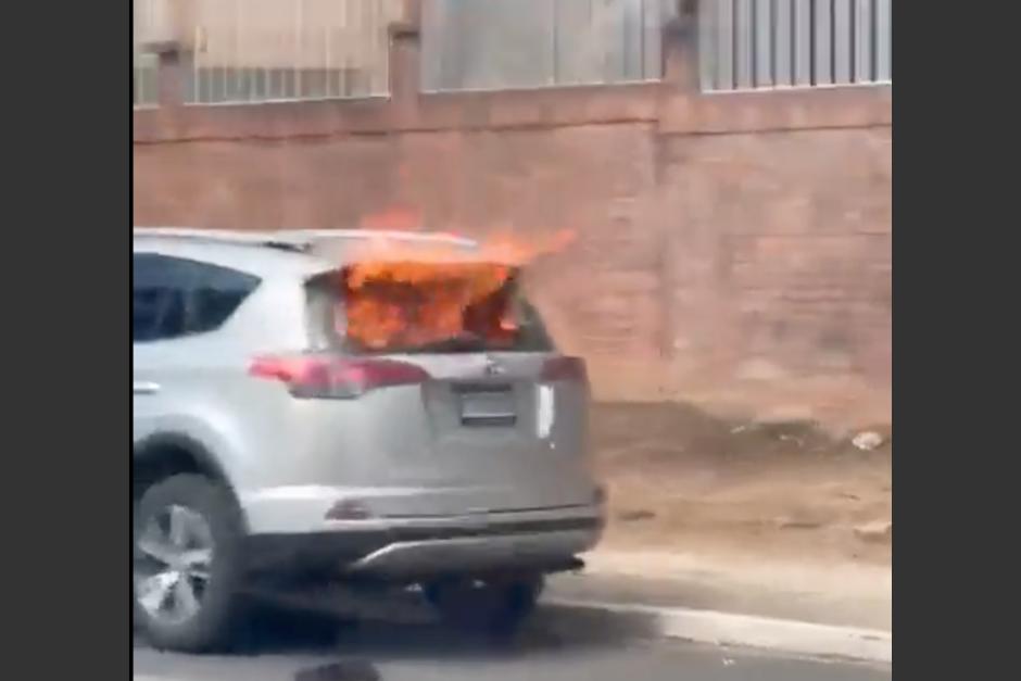 Un vehículo se incendio en las afueras de un centro de votación en la zona 14 de la Ciudad de Guatemala. (Foto: Captura de video)
