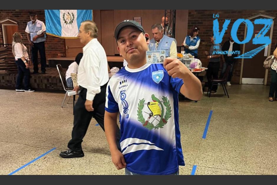 El primer guatemalteco que emitió su voto lo hizo en Virginia. (Foto: Revista La Voz del Inmigrante/ Letty Barán)