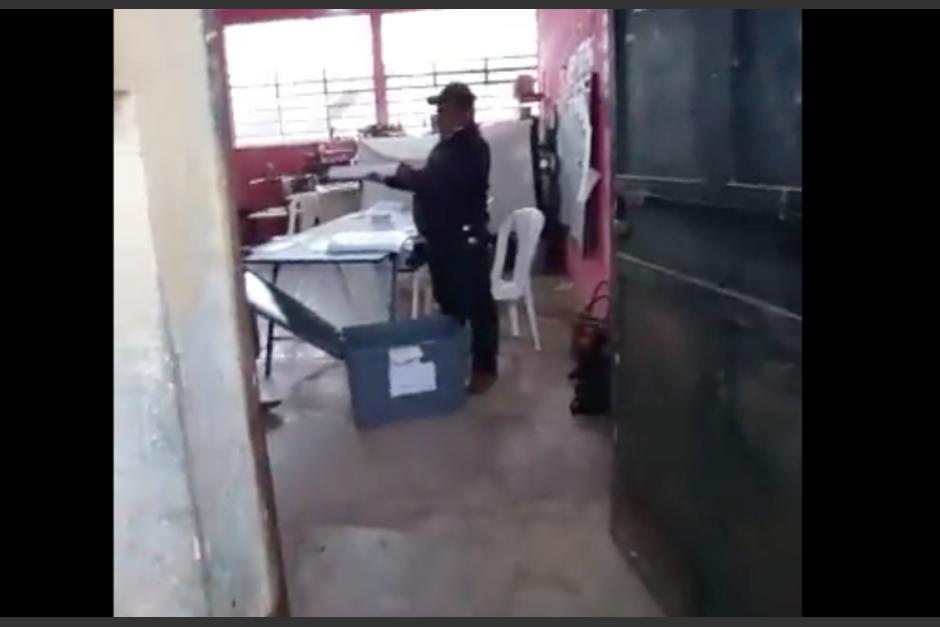Los fiscales denunciaron irregularidades en el centro de votación. (Foto: captura de video)