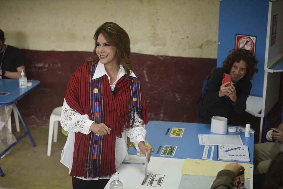 Zury Ríos emitió su voto desde las 7:00 horas. (Foto: Soy502/Wilder López)