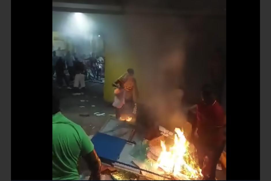 Un grupo de personas ingresó a un centro de votación en el Puerto San José y quemó varias papeletas. (Foto: captura de pantalla)&nbsp;