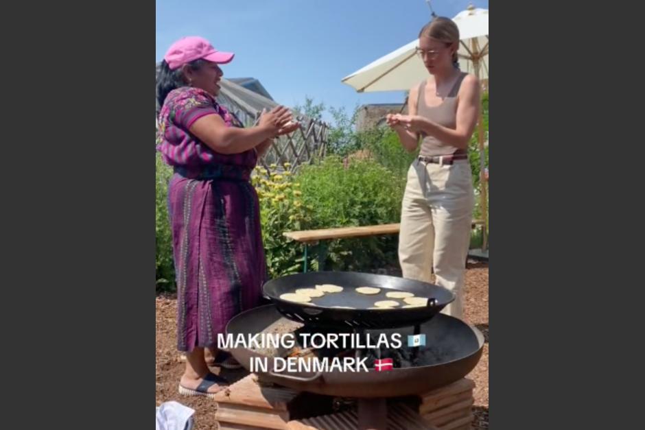 Las guatemaltecas enseñaron a hacer las tradicionales tortillas en Dinamarca. (Foto: captura de video)