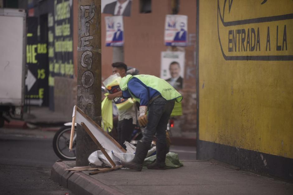 La Municipalidad de Guatemala ha iniciado a retirar propaganda electoral de varias calles de la ciudad. (Foto: Wilder López/Soy502)&nbsp;