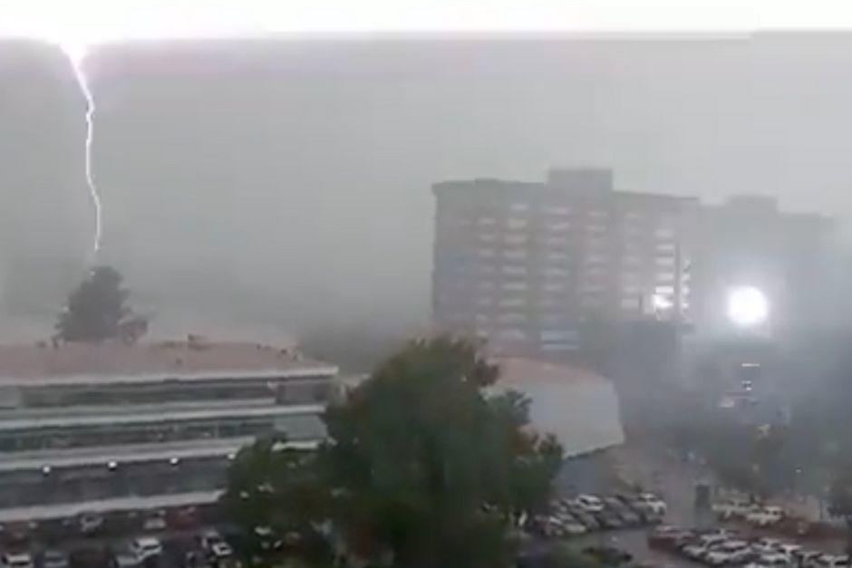 Captan la caída de un rayo a un costado de un centro comercial en la zona 4 de la Ciudad de Guatemala. (Foto: captura de video/Soy502)