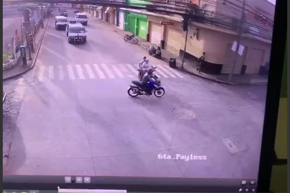 La fuerte colisión entre dos motoristas quedó captada en video. (Foto: captura de pantalla)&nbsp;