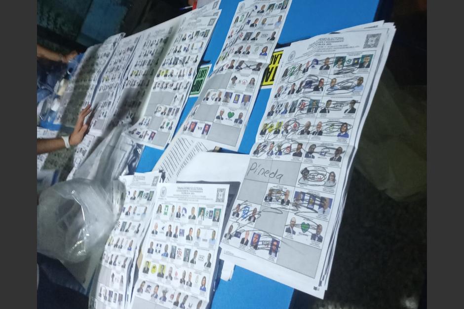 Recuento de votos de las papeletas electorales. (Foto: Karla Gutiérrez / Soy502)