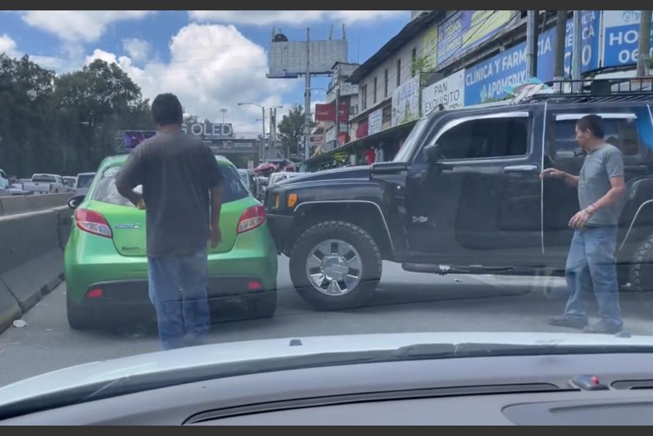 Una discusión en el tránsito fue captada por un locutor guatemalteco. (Foto: captura de pantalla)&nbsp;