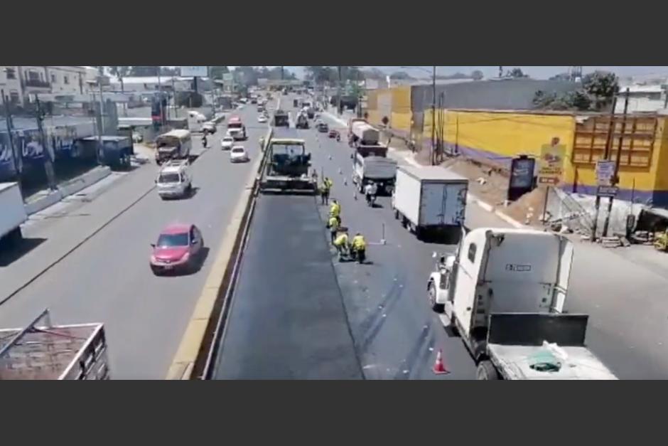 Largas filas de vehículos se registran en la calzada Raúl Aguilar Batres y bulevar sur de San Cristóbal, por trabajos de recapeo. (Foto: Captura de video)
