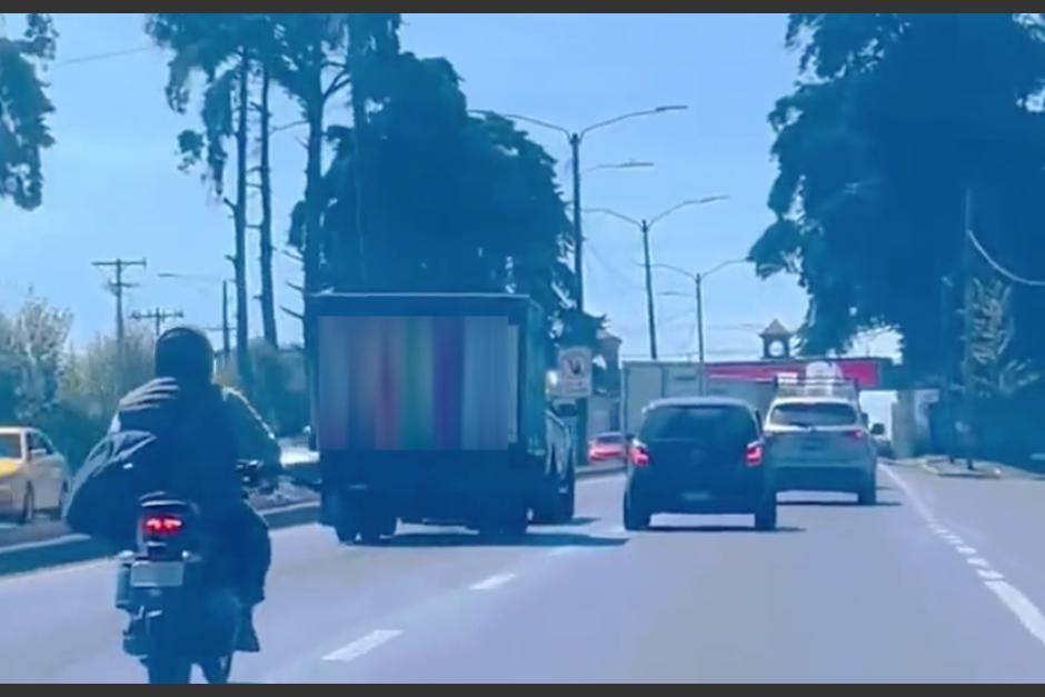 El video muestra la secuencia completa de la disputa en el tráfico por el derecho de paso en uno de los carriles de ruta a El Salvador.&nbsp; (Foto: captura video)