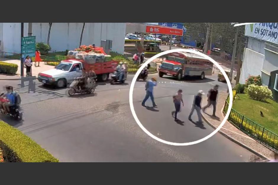 Surge el video completo del asalto y ataque armado en contra&nbsp; de un hombre que retiró dinero de un banco en Retalhuleu. (Foto: captura de video)