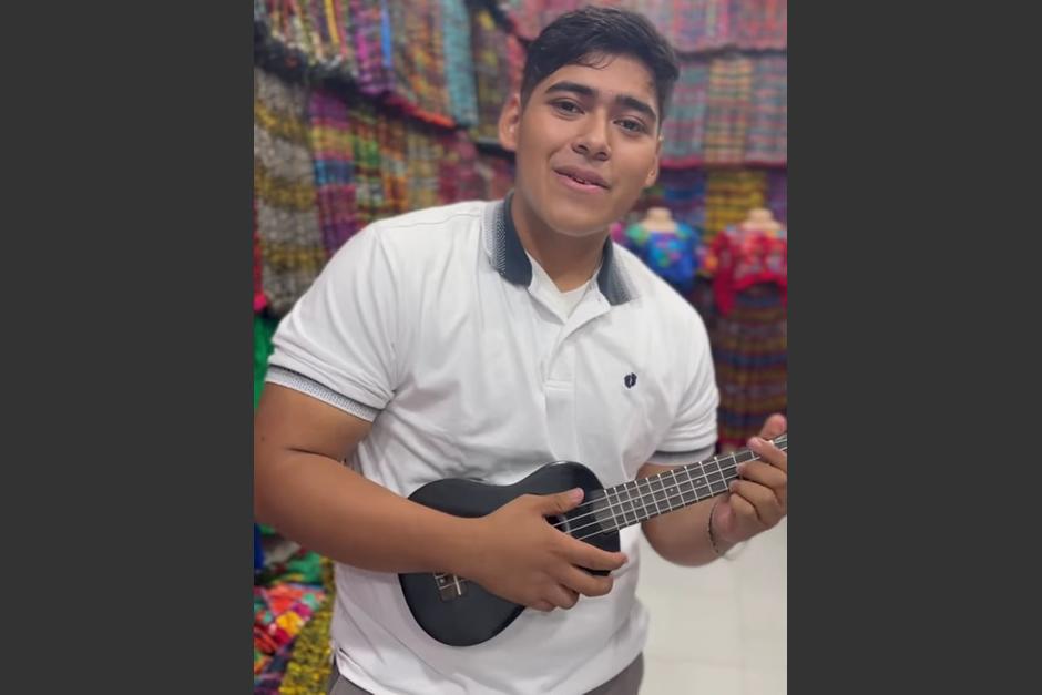 Alejandro se viralizó en redes gracias a su habilidad vocal y con el ukelele. (Foto: captura de video)