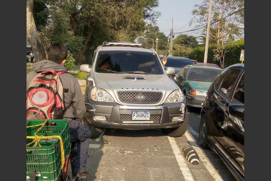 El conductor de un carro fue sancionado por circular en una ciclovía en la zona 9. (Foto: Twitter/@HUGOBERREONDO)