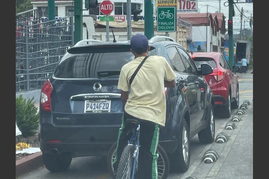 En redes sociales, internautas han denunciado a estos vehículos que se interponen en la vía exclusiva par ciclistas. (Foto: Twitter)