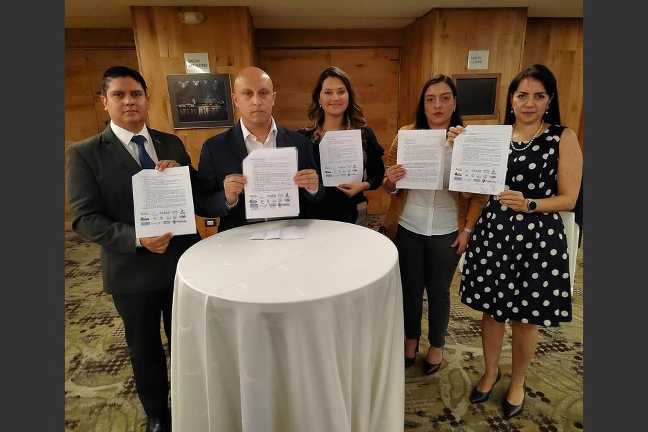 Al menos 15 organizaciones entregaron una carta a secretarios generales de partidos políticos para pedirles que no dejen participar a personas no idóneas. (Foto: Guatemala Visible)