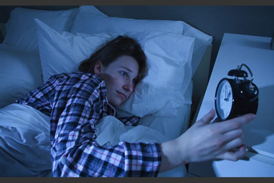 Hay personas que despiertan antes de la alarma pero algunos tips pueden ayudar a evitarlo. (Foto: OkDiario)