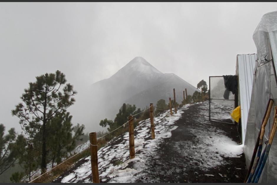 El volcán Acatenango se cubrió de escarcha, creando un paisaje de ensueño para los visitantes. (Foto: Twitter/@Pietro5mil)