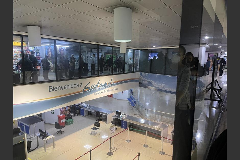 Usuarios de redes sociales denunciaron largas filas de pasajeros en el interior del Aeropuerto Internacional La Aurora. (Foto:&nbsp;@ludo_alv)