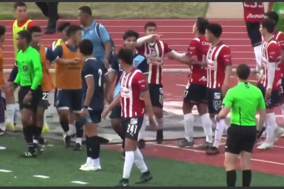 El encuentro no fue nada amistoso al final entre mexicanos y guatemaltecos. (Captura Video)