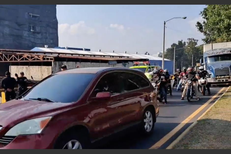 Un accidente en el Anillo Periférico genera complicaciones de tránsito en el sector. (Foto: captura de video)