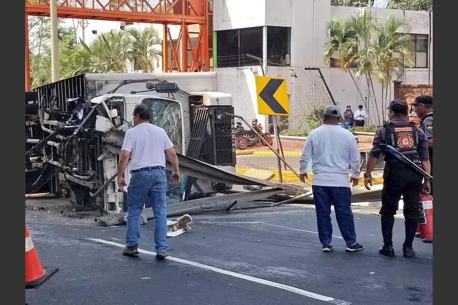 Un accidente se registró en las garitas de cobro de la autopista Palín-Escuintla.&nbsp; (Foto: TCV/Cortesía)&nbsp;