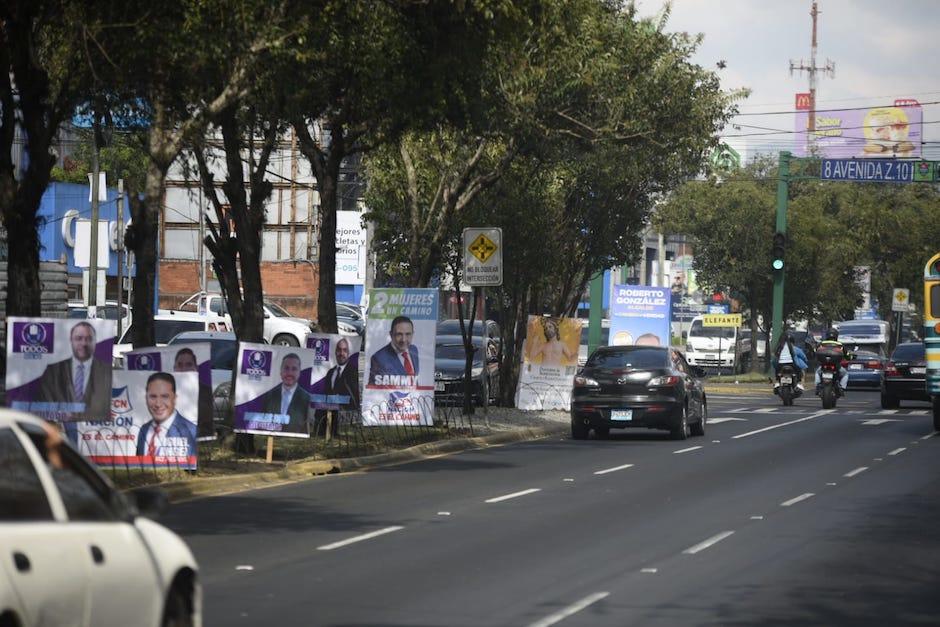 Supuestos estudiantes retiraron propaganda de partidos políticos que estaba sobre la avenida petapa. (Foto ilustrativa: Wilder López/Soy502)
