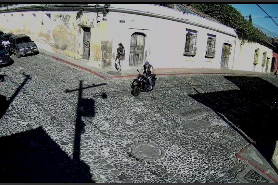 El responsable fue captado por las cámaras de vigilancia que camina por las calles de la ciudad. (Captura Video)