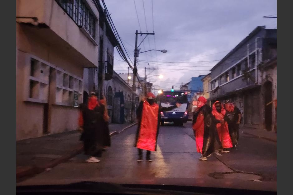 En redes sociales denuncian a un grupo de encapuchados que supuestamente dañaron un vehículo en zona 1. (Foto: cortesía)