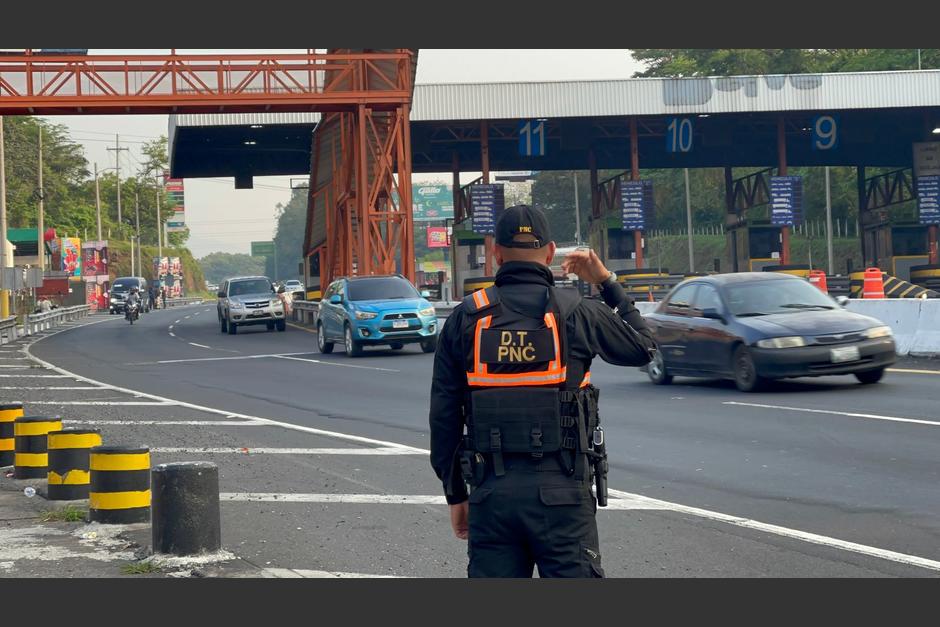 Agentes del departamento de tránsito de la PNC se encuentran en las antiguas garitas del peaje de la autopista Palín-Escuintla. (Foto: PNC)