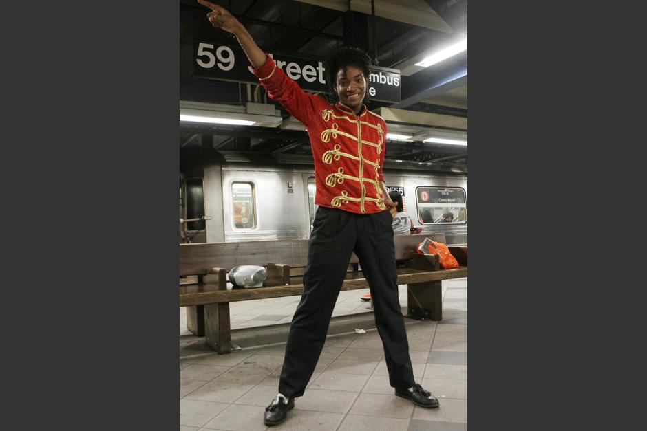 El imitador de Michael Jackson que murió tras ser estrangulado en un vagón del metro en Nueva York. (Foto: Twitter/@sebasmjjj)&nbsp;
