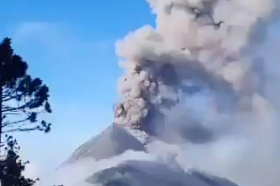 El Volcán de Fuego aumentó su actividad eruptiva este jueves 4 de mayo. (Foto: captura video)&nbsp;