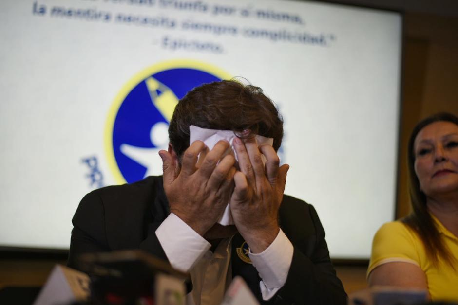 Carlos Pineda lloró en una conferencia de prensa donde aseguró que su candidatura no está en riesgo. (Foto: Wilder Lóez/Soy502)