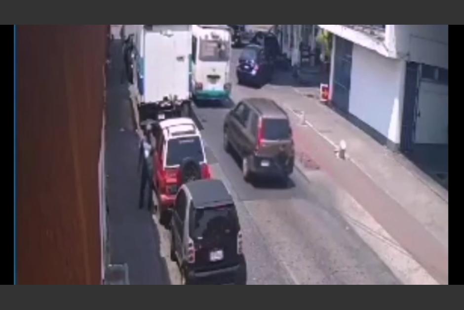 El robo de un carro en zona 1 fue captado por una cámara de vigilancia. (Foto: captura de pantalla)&nbsp;