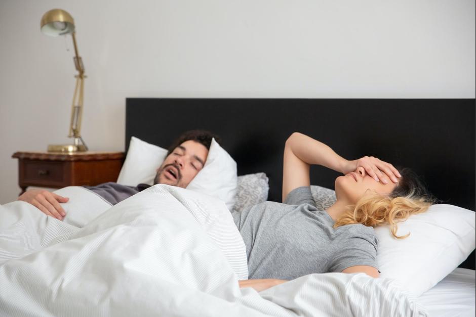 Dormir en esta posición significa problemas de comunicación. (Foto: Pexels)