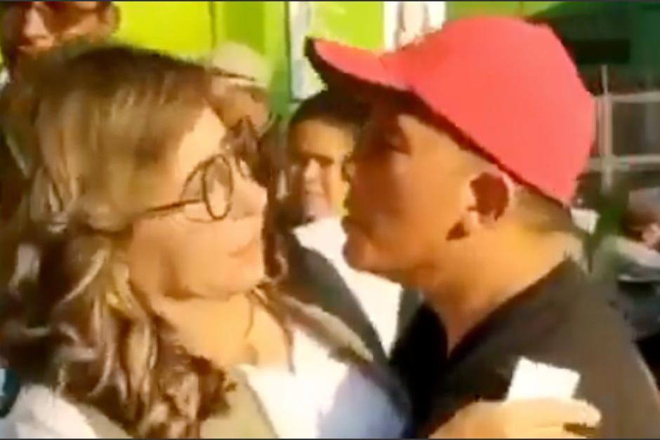 Un video muestra el momento en el que un hombre acosó a Sandra Torres. (Foto: captura de pantalla/Soy502)&nbsp;