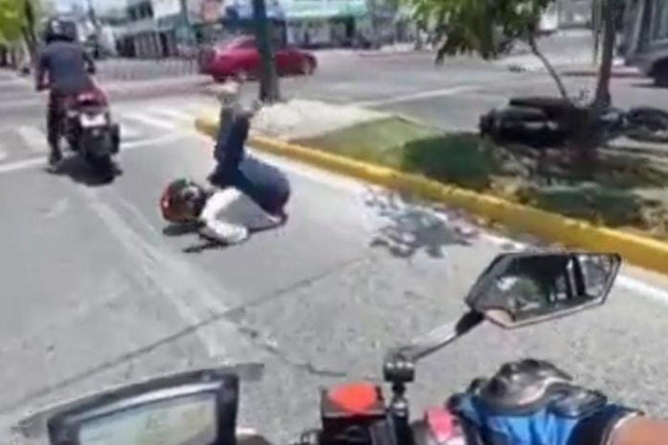 La cámara ubicada en el casco de un motorista captó un accidente ocurrido en la zona 9 de la ciudad de Guatemala. (Foto: captura de pantalla)&nbsp;