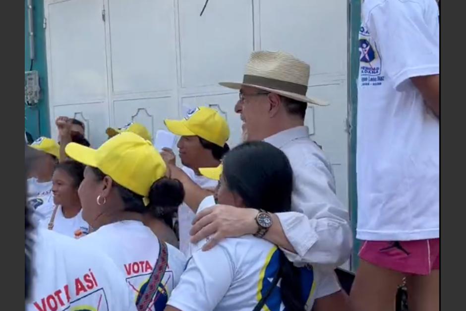 Un grupo de simpatizantes de Prosperidad Ciudadana se fotografió con otro candidato presidencial. (Foto: captura de video)