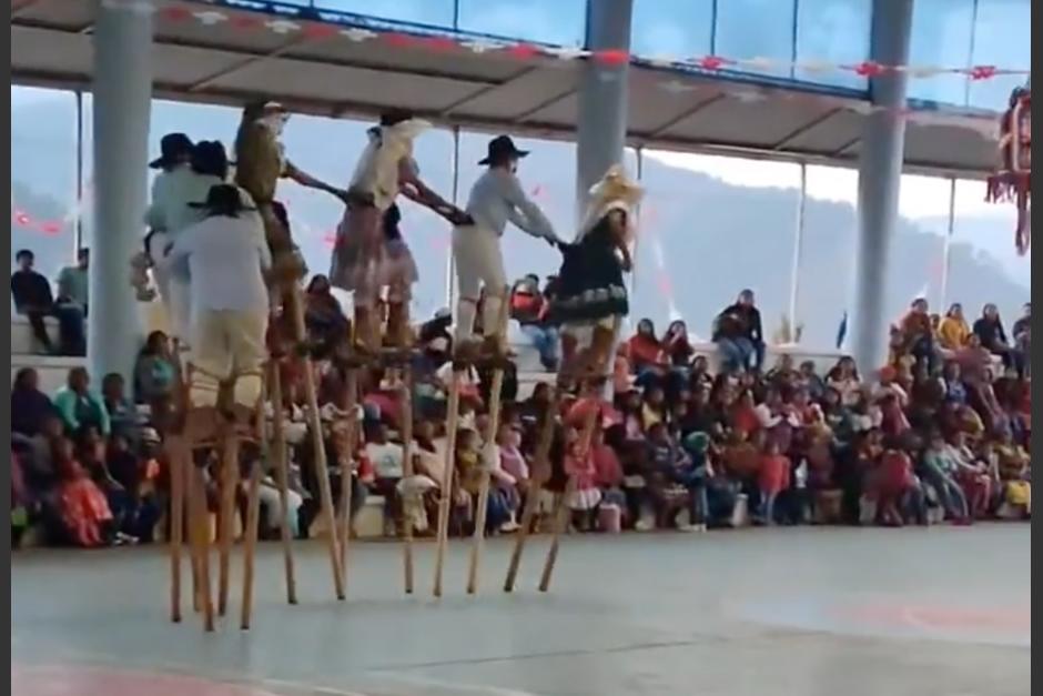Los danzantes que sufrieron una aparatosa caída mientras se presentaban en Oaxaca, México. (Foto: captura de video)