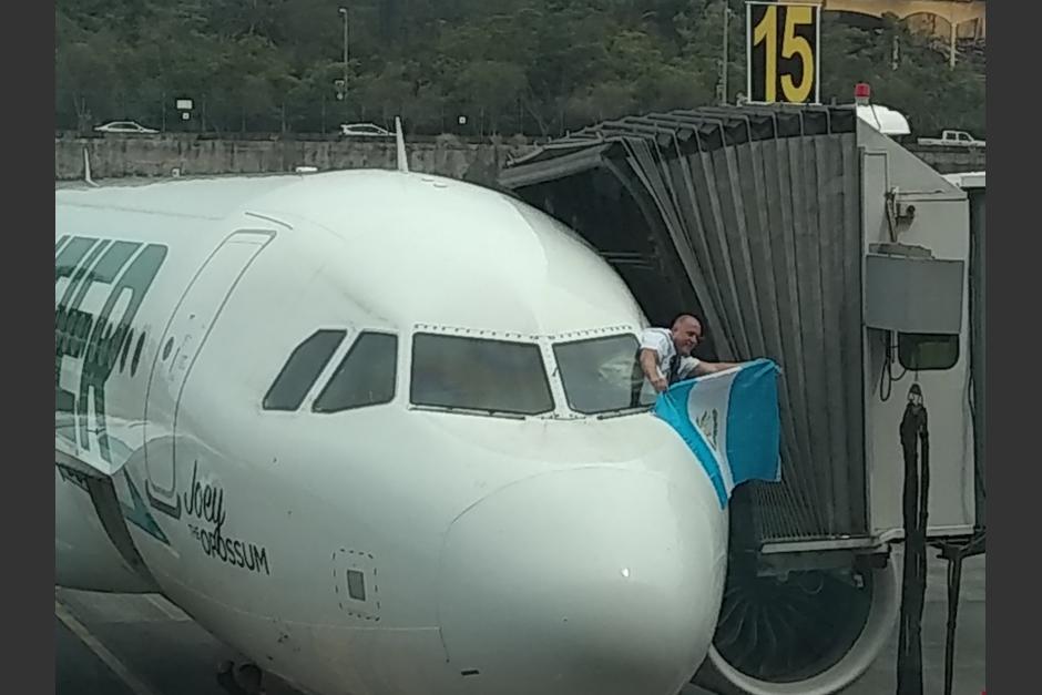 El piloto de Frontier saludó con una bandera de Guatemala desde su cabina para inaugurar la nueva ruta. (Foto: Heidi Loarca/Soy502)