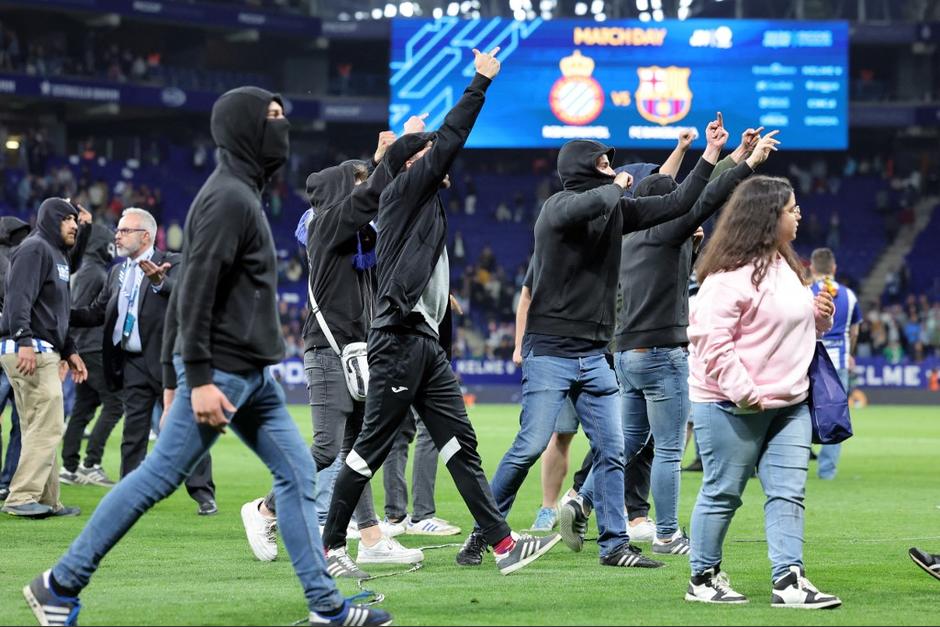 Los fanáticos del Espanyol invadieron la cancha e impidieron que el Barcelona festejara el título de liga que consiguió tras derrotar a su equipo. (Foto: AFP)