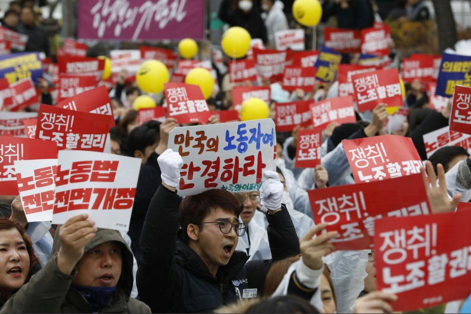Jóvenes de Corea del Sur protestan contra una reforma laboral que permite semana laboral de 69 horas. (Foto: Industrial)