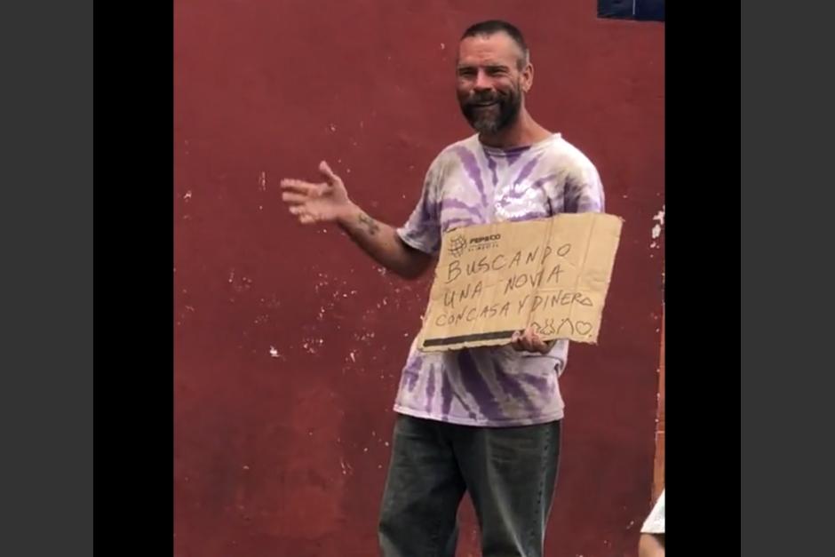 Un turista usó un llamativo cartel en las calles de Antigua Guatemala y un video se ha viralizado en redes sociales. (Foto: captura de pantalla/Soy502)&nbsp;