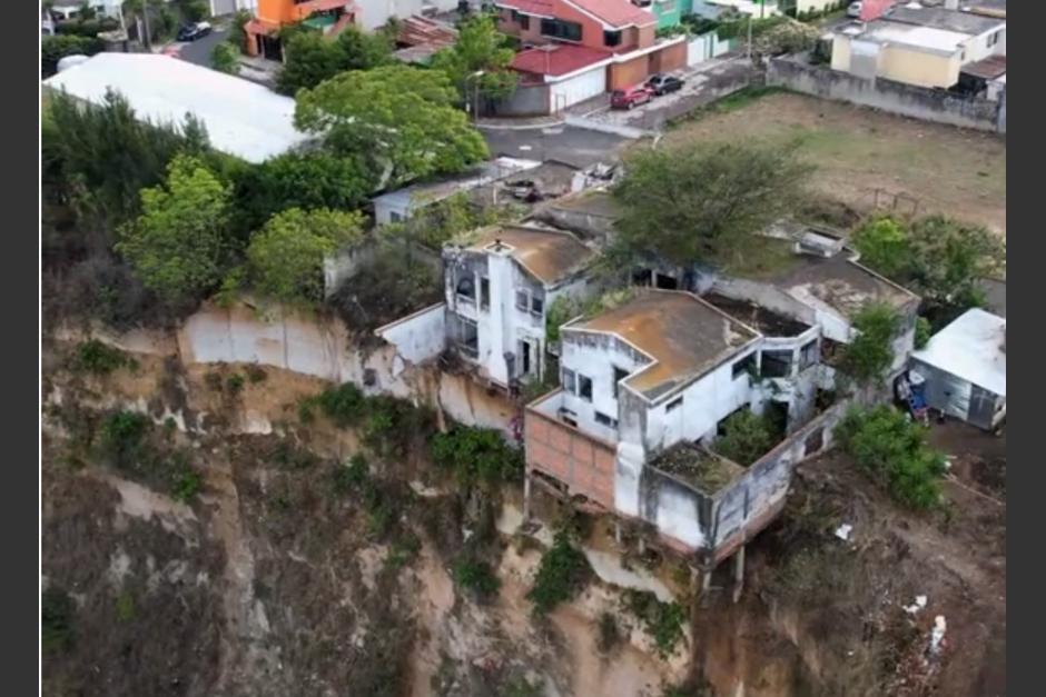 Imágenes captadas con un dron muestran una vivienda abandonada y a la orilla de un barranco en Prados de Monte María. (Foto: captura de pantalla/Soy502)&nbsp;