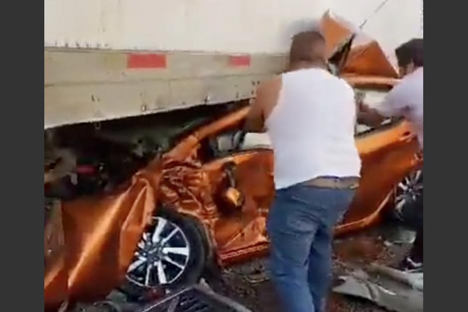 Un hombre sobrevivió de milagro a un accidente de tránsito ocurrido en una carretera mexicana, la mañana de este martes 16 de mayo. (Foto: captura de video)
