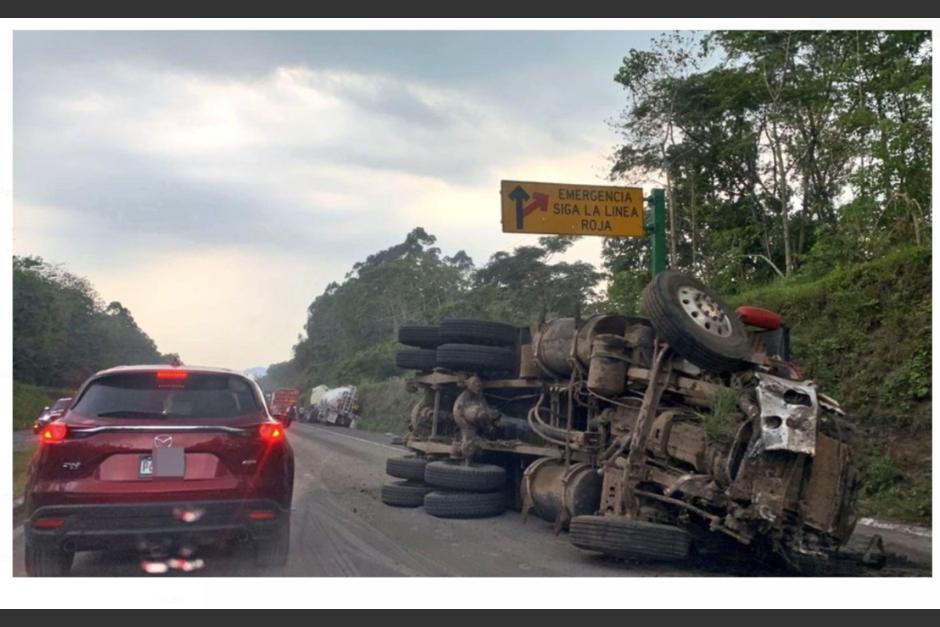 Un fuerte accidente entre dos camiones se registró en la autopista Palín-Escuintla. (Foto: Viajeros en Ruta)